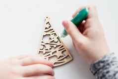 孩子绘画木圣诞节树装饰坐着表格首页假期Diy概念孩子们孩子们工艺活动首页