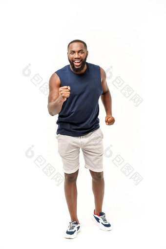 年轻的健身非洲黑色的男人。体育运动穿<strong>欢呼</strong>无忧无虑的兴奋<strong>胜利</strong>概念