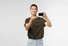 技术在线生活方式沟通概念快乐骄傲快乐的亚洲男人。介绍移动电话显示应用程序指出智能手机显示微笑很高兴