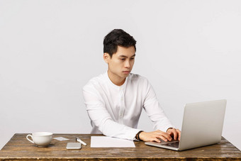 工作过程业务企业概念英俊的亚洲商人领衬衫坐着办公室桌子上准备报告工作移动PC联系客户邮件白色背景