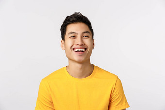 友谊快乐幸福概念快乐的年轻的亚洲男人。黄色的t恤考虑美丽的享受有趣的喜剧电影微笑很高兴白色背景