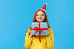 兴奋快乐可爱的红色头发的人女朋友享受庆祝圣诞节秘密圣诞老人事件收到很多礼物持有现在吹牛蓝色的包装一年礼物微笑快乐