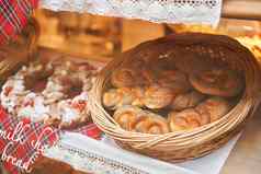 面包店展示欧洲城市圣诞节姜饼房子椒盐卷饼苹果崩溃面包面包圣诞节一年