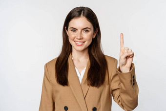 肖像企业女人女售货员显示数量手指微笑站西装白色背景