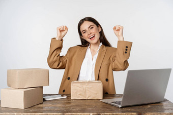 快乐微笑女企业家小业务老板工作客户端订单网站包装盒子交付站白色背景