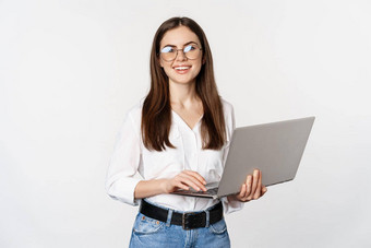 肖像年轻的办公室女人企业家回答客户移动PC工作电脑快乐脸站白色背景