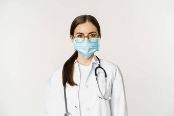 关闭肖像女医生医院工作人员眼镜医疗脸面具准备好了问候医院病人站白色背景