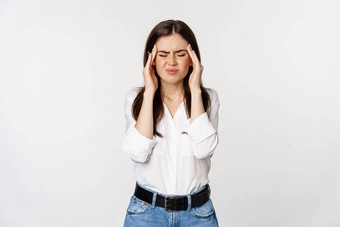 企业女人扮鬼脸触碰头感觉头疼严重的偏头痛站白色背景