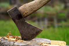 生锈的斧木处理卡住了树桩模糊背景桩木日志大棒砍伐木背景森林