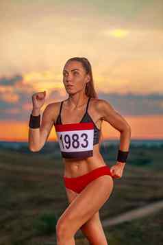 马拉松小道运行短跑运动员运行强大的运动女人运行黑色的背景穿运动服装跑步者竞争数量胸部