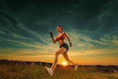 跑步者运行小道运动员短跑运动员运行强大的运动女人运行黑色的背景穿运动服装健身体育运动动机跑步者概念