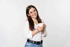 企业女人站咖啡茶杯子微笑喝杯站快乐白色背景