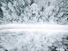 冬天白雪覆盖的路前视图冬天景观冬天背景白雪覆盖的圣诞节树