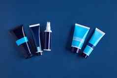 色彩斑斓的大小的管泵瓶标志蓝色的背景化妆品包装容器关闭复制空间