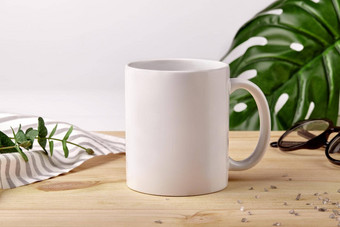 陶瓷杯子木桌面条纹桌布分散晶体绿色植物白色背景关闭复制空间