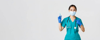 科维德冠状病毒疾病医疗保健工人概念自信友善的亚洲女医生医生医疗面具实习医生风云指出手指注射器疫苗