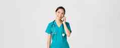 科维德医疗保健工人防止病毒概念漂亮的微笑亚洲女医生医生实习医生风云谈话会说话的电话上左角落里梦幻