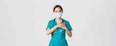 科维德冠状病毒疾病医疗保健工人概念友好的有爱心的亚洲女医生医生医疗面具手套持有手心微笑白色背景