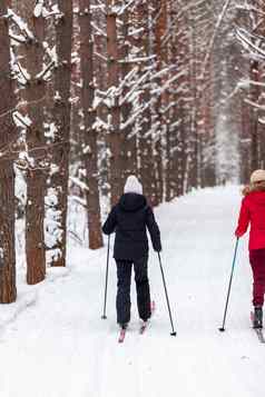 女孩黑色的红色的夹克滑雪冬天森林