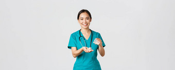 医疗保健工人防止病毒检疫运动概念微笑友好的亚洲女医生医生实习医生风云给病人药物治疗容器白色背景
