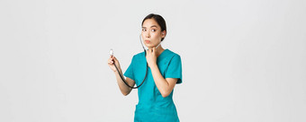 科维德医疗保健工人防止病毒概念感兴趣亚洲女医生医生实习医生风云深思熟虑的听病人肺听诊器白色背景