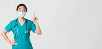 科维德冠状病毒疾病医疗保健工人概念兴奋亚洲女医生医生医疗面具实习医生风云建议提高指数手指尤里卡手势白色背景