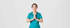 科维德医疗保健工人防止病毒概念微笑美丽的亚洲女护士医生实习医生风云微笑持有手胸部纳马斯特问候手势