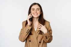 女商人移动调用谈话智能手机会说话的客户端站白色背景棕色（的）西装