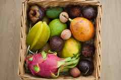 大篮子新鲜的热带水果激情水果杨桃龙水果火龙果山竹果利奇granadilla异国情调的水果健康的吃概念