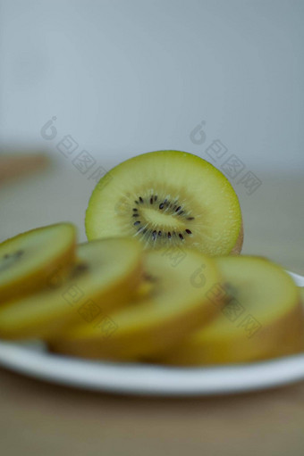 片金<strong>猕猴桃</strong>黄色的纸浆白色板厨房异国情调的水果健康的吃概念