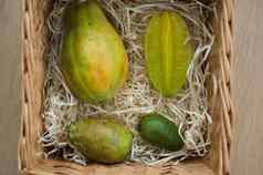 大篮子新鲜的热带水果杨桃木瓜费约果多刺的梨仙人掌属异国情调的水果健康的吃概念