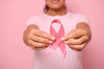 裁剪视图年轻的女人粉红色的t恤持有粉红色的缎丝带孤立的彩色的背景复制空间国际乳房癌症意识一天乳房癌症支持概念