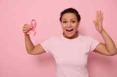 女人粉红色的t恤持有癌症意识粉红色的丝带10月乳房癌症意识月女人粉红色的衬衫粉红色的丝带支持人生活疾病