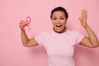 女人粉红色的t恤持有癌症<strong>意识</strong>粉红色的丝带10月乳房癌症<strong>意识</strong>月女人粉红色的衬衫粉红色的丝带支持人生活疾病