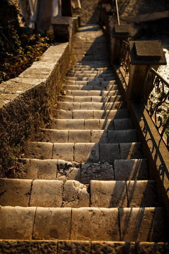 楼梯墙卵石岩石石头美丽的岩石楼梯岩石墙水泥步骤体系结构自然材料