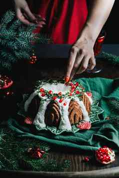 姜饼捆蛋糕圣诞节石榴圣诞节装饰黑暗背景
