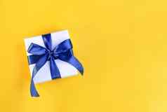 横幅礼物包装白色纸蓝色的弓使缎节日黄色的橙色背景