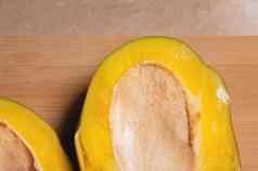 减少成熟的芒果一半切割董事会首页厨房黄色的多汁的美味的芒果甜蜜的热带水果素食者饮食健康的吃视图