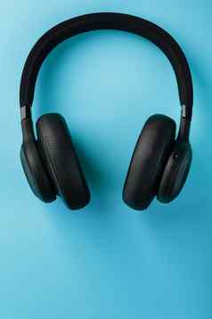 黑色的蓝牙耳机蓝色的背景前视图入耳式耳机dj