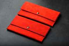 一对红色的真正的皮革钱包铆钉黑暗背景前视图真正的皮革