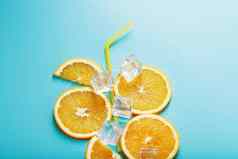 橙色片冰多维数据集稻草蓝色的背景形状鸡尾酒