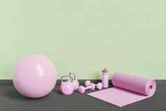 粉红色的瑜伽设备房间绿色墙
