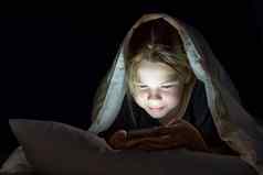 肖像女孩移动电话毯子晚上小工具晚上社会媒体上瘾在线沟通