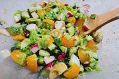 特写镜头新鲜的素食主义者沙拉新鲜的美味的蔬菜透明的碗木勺子排毒沙拉碗视图