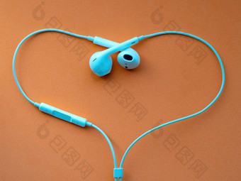 白色《连线》杂志耳机耳机形状心橙色背景音乐的一天