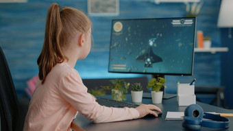 孩子玩视频游戏电脑键盘