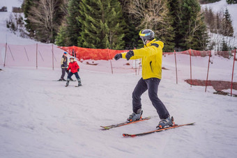 妈妈儿子学习滑雪教练活跃的蹒跚学步的孩子<strong>安全</strong>头盔护目镜波兰人滑雪比赛年轻的孩子们冬天体育运动家庭孩子们滑雪教训高山<strong>学校</strong>滑雪赛车雪