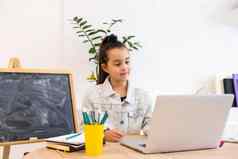 聪明的女孩学习在线移动PC视频闲谈，聊天首页遥远的教育