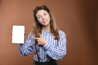 工作室肖像高加索人有吸引力的年轻的办公室女人电子平板电脑微笑点屏幕电子平板电脑屏幕设备减少