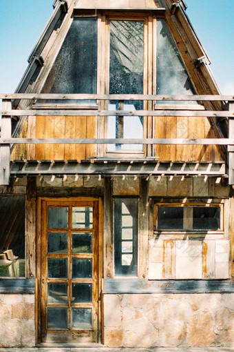 三角木房子阳台上釉通过特写镜头